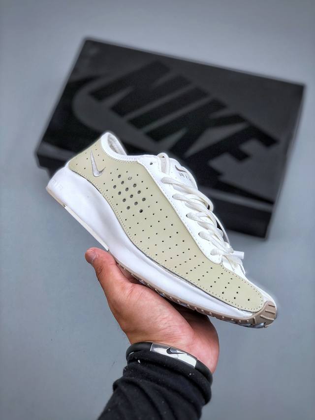 Nike Air Superfly耐克2025新款减震复古跑鞋穿孔设计不仅增添了细节，还提高了透气性，确保佩戴者全天舒适。该鞋采用泡沫中底并配备 Nike Ai