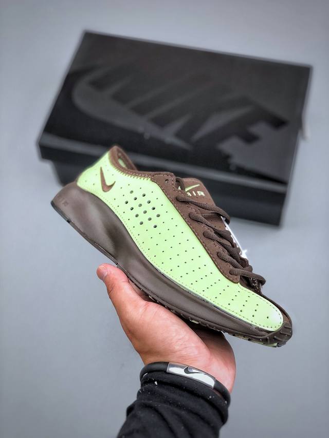 Nike Air Superfly耐克2025新款减震复古跑鞋穿孔设计不仅增添了细节，还提高了透气性，确保佩戴者全天舒适。该鞋采用泡沫中底并配备 Nike Ai