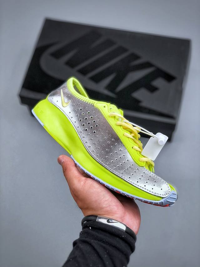 Nike Air Superfly耐克2025新款减震复古跑鞋穿孔设计不仅增添了细节，还提高了透气性，确保佩戴者全天舒适。该鞋采用泡沫中底并配备 Nike Ai