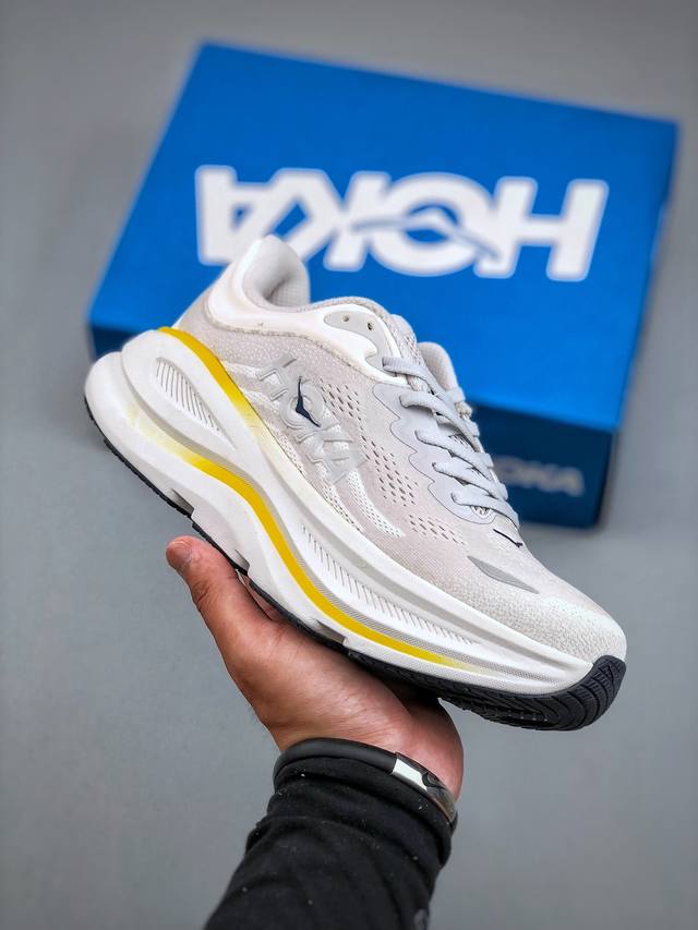 Hoka M Bondi 9 轻盈跑鞋这个品牌来自于新西兰的毛利语，Hoka表示大地，One One表示飞越，连起来就是飞越地平线，One One不是读作“万万