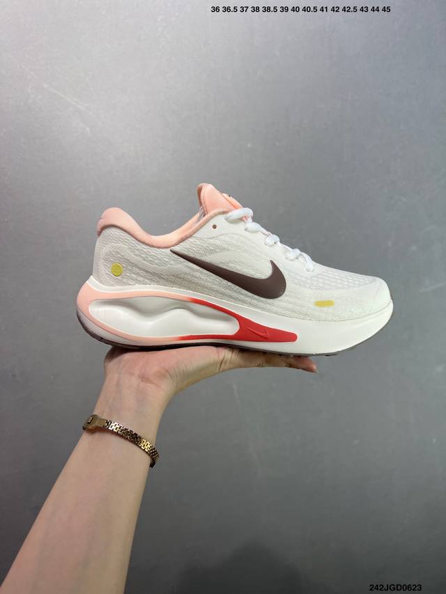 Nike Journey Run 跑步鞋 使用了新型的缓震材料 脚感偏韧 后跟有加厚的海绵填充 鞋子前掌和后掌做了加宽设计 增加了跑步时的稳定性 织物加网纱的鞋