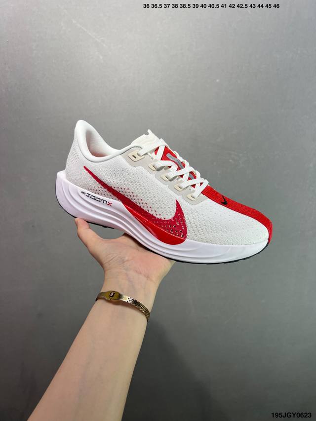 Nk Zoom Pegasus Plus 超级飞马涡轮增压马拉松慢跑鞋 Fq7262 在设计上延续了原版鞋款的经典风格，向 Pegasus Turbo 致敬。鞋