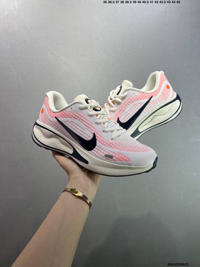 Nike Journey Run 跑步鞋 外贸专供订单 原厂折返国内销售 使用了新型的缓震材料 脚感偏韧 后跟有加厚的海绵填充 鞋子前掌和后掌做了加宽设计 增加