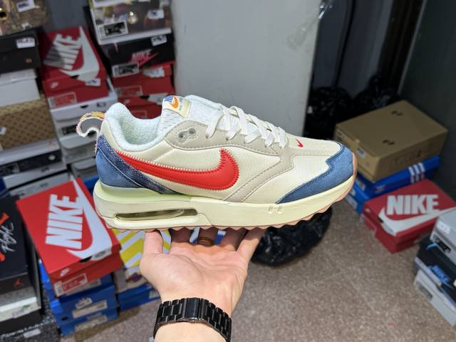 特价福利 Air Max Dawn 全新缓震气垫跑鞋Dj3624-001 #鞋款带来新的外底和鞋帮额外尺寸为鞋子的耐久设计线条增添了新能量。从配色上彰显出浓厚的