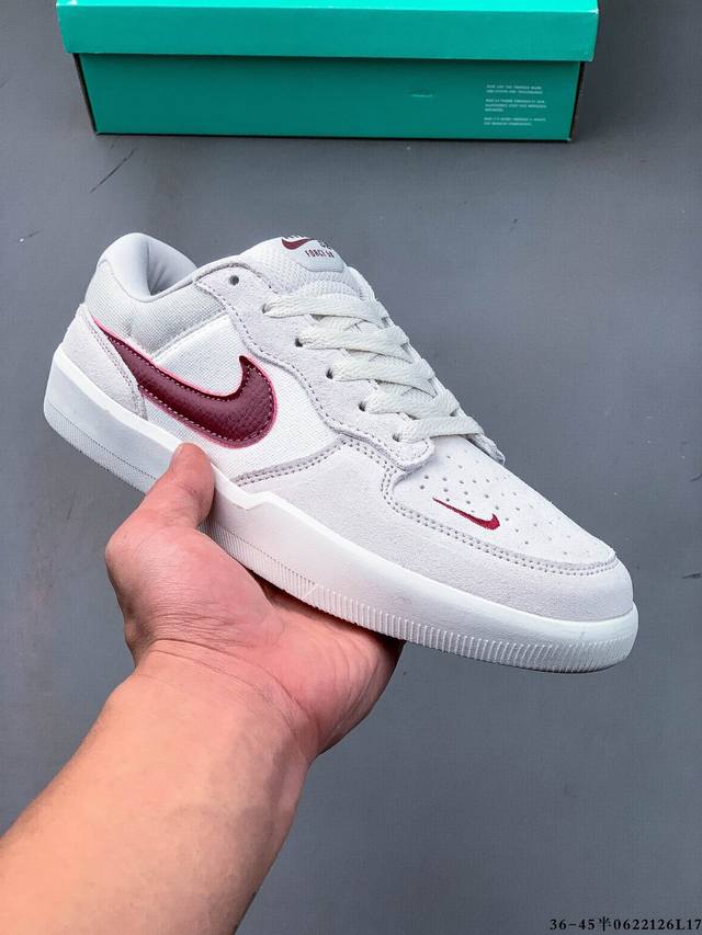 耐克Nike Sb Force 58是一款将前沿创新带入街头的单品，它具有硫化杯底，具有出色的耐用性和灵活性。使用帆布和绒面革，在饰面上放置通风口，它自始至终都