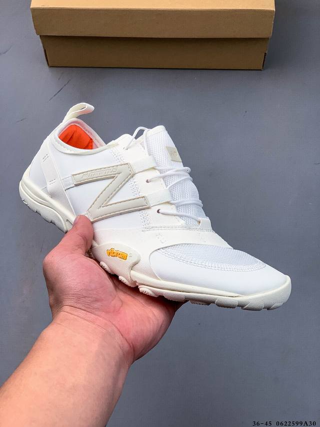 Issey Miyake X New Balance Mt10Ov1三宅一生联名透气越野跑步鞋 此番联名鞋款的灵感源自感官身体和赤足运动的概念，New Bala