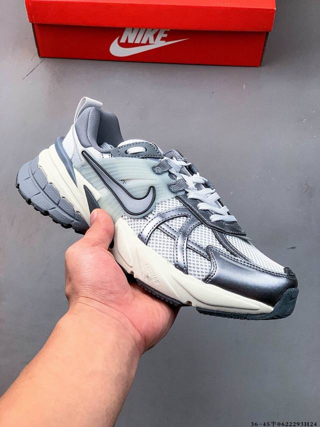 集图 耐克Nike V2K Run新款百搭休闲跑步鞋 复古风潮 网面透气 紧致的鞋面材质提供良好的包裹性 鞋侧 Swoosh以及鞋头部分搭配增添不少亮点的镀铬细