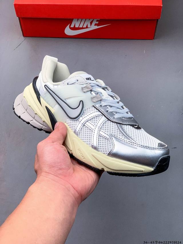 耐克Nike V2K Run新款百搭休闲跑步鞋 复古风潮 网面透气 紧致的鞋面材质提供良好的包裹性 鞋侧 Swoosh以及鞋头部分搭配增添不少亮点的镀铬细节 鞋