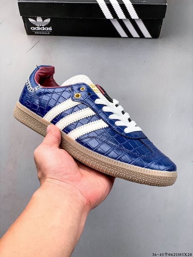 二层真标！Adidas Samba Og 经典鞋款 Adidas 近70年的经典Samba Og 修长的鞋楦,略微尖尖的鞋头,翻毛皮的鞋头拼接,这些我们都看得到