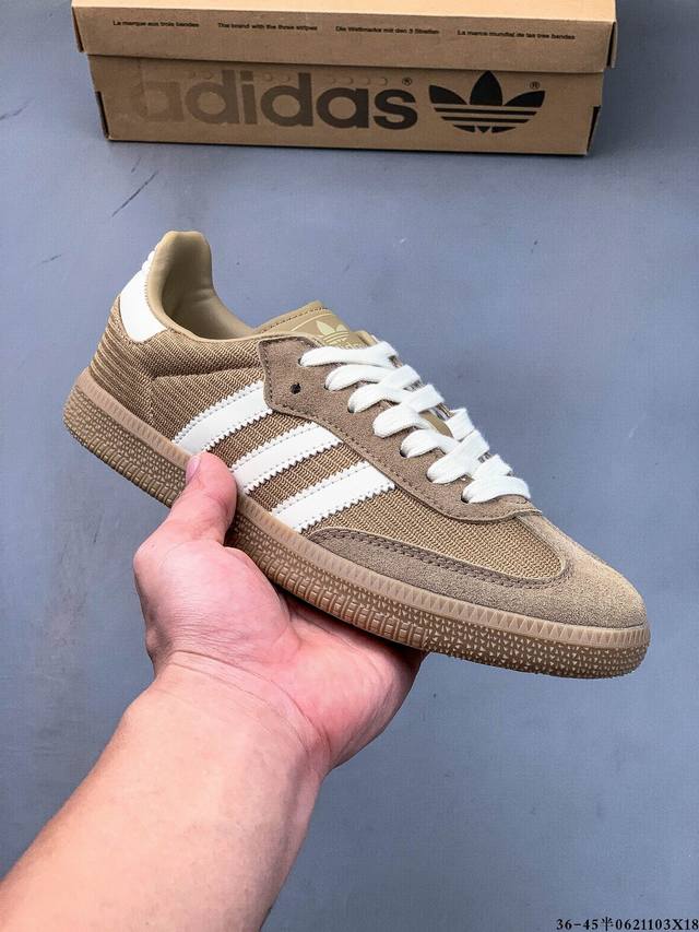 二层真标！Adidas Samba Og 经典鞋款 Adidas 近70年的经典Samba Og 修长的鞋楦,略微尖尖的鞋头,翻毛皮的鞋头拼接,这些我们都看得到