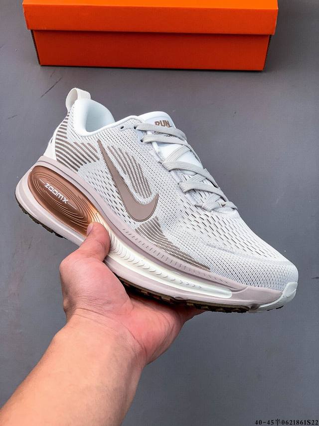 Nike Air Zoom Vomero 18 缓震透气休闲慢跑鞋 新版Vomero结合全新Zoomx和Reactx泡绵 提供双重缓震效果 铸就非凡迈步体验 0