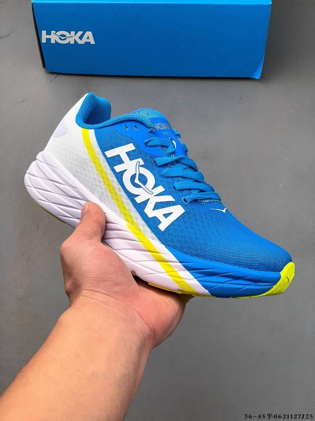 Hoka One One 火箭 Rocket X 轻便透气缓震支撑碳板竞速马拉松公路跑步鞋 颜值与实力并存！脚感舒适，鞋面清爽透气，鞋舌鞋带表现良好，穿上去感觉