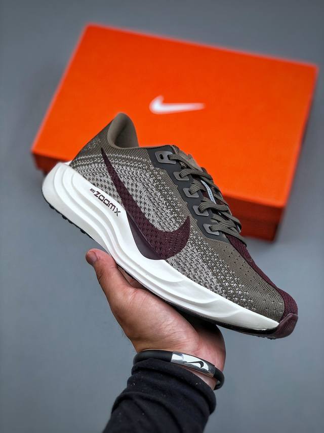 Nike Flex Plus Pegasus Plus 舒适跑鞋网面透气跑步鞋 兼顾迅疾外观和稳固脚感 后跟覆面和中足动态支撑巧妙融合 缔造稳定顺畅的迈步体验