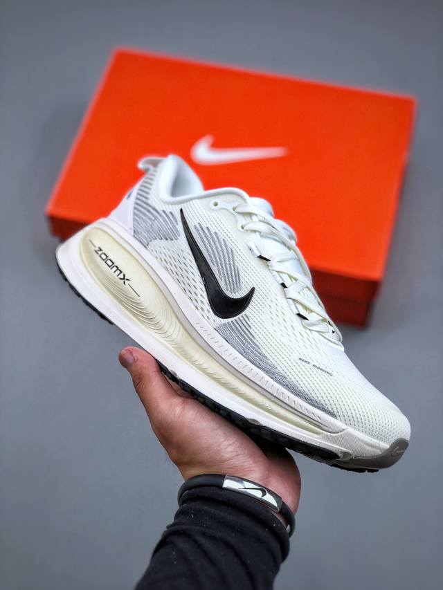Nike Vomero 18 耐克 舒适减震防滑 低帮跑步鞋全掌Reactx泡绵中底 前掌和后跟还配备了Air Zoom气垫单元 据说跑起来更快更舒适哦 这次最