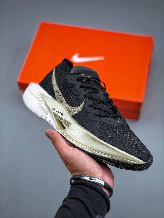 Nike Zoomx Vaporfly Next% 3 马拉松运动跑鞋 这款Next%和上一款4%的鞋最大区的别于在鞋面面料 鞋面使用了全新 Vaporweav