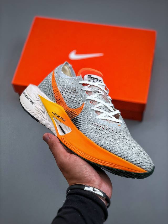 Nike Zoomx Vaporfly Next% 3 马拉松运动跑鞋 这款Next%和上一款4%的鞋最大区的别于在鞋面面料 鞋面使用了全新 Vaporweav