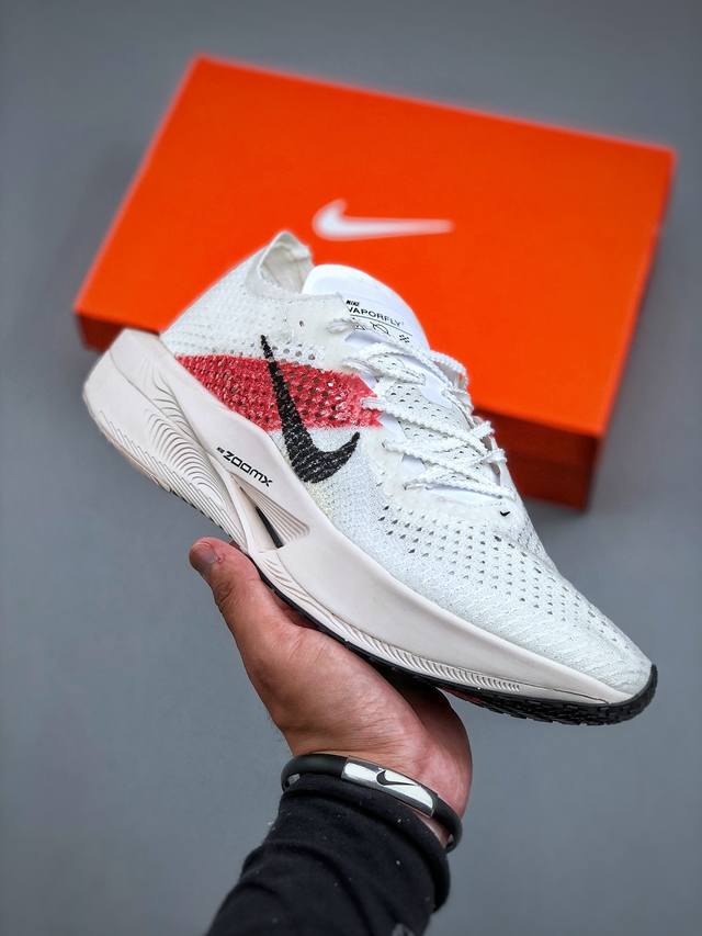 Nike Zoomx Vaporfly Next% 3 马拉松运动跑鞋 这款Next%和上一款4%的鞋最大区的别于在鞋面面料 鞋面使用了全新 Vaporweav