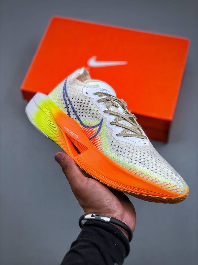 Nike Zoomx Vaporfly Next% 3 马拉松运动跑鞋 这款Next%和上一款4%的鞋最大区的别于在鞋面面料 鞋面使用了全新 Vaporweav