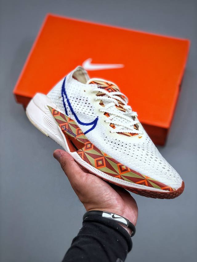 Nike Zoomx Vaporfly Next% 3 马拉松运动跑鞋 这款Next%和上一款4%的鞋最大区的别于在鞋面面料 鞋面使用了全新 Vaporweav