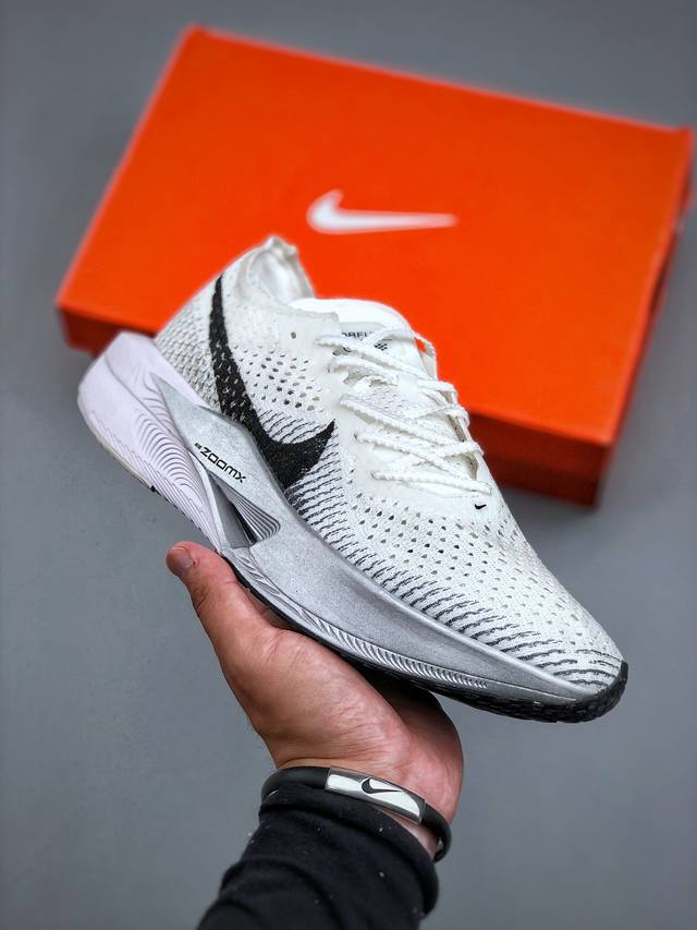 Nike Zoomx Vaporfly Next% 3 马拉松运动跑鞋 这款Next%和上一款4%的鞋最大区的别于在鞋面面料 鞋面使用了全新 Vaporweav