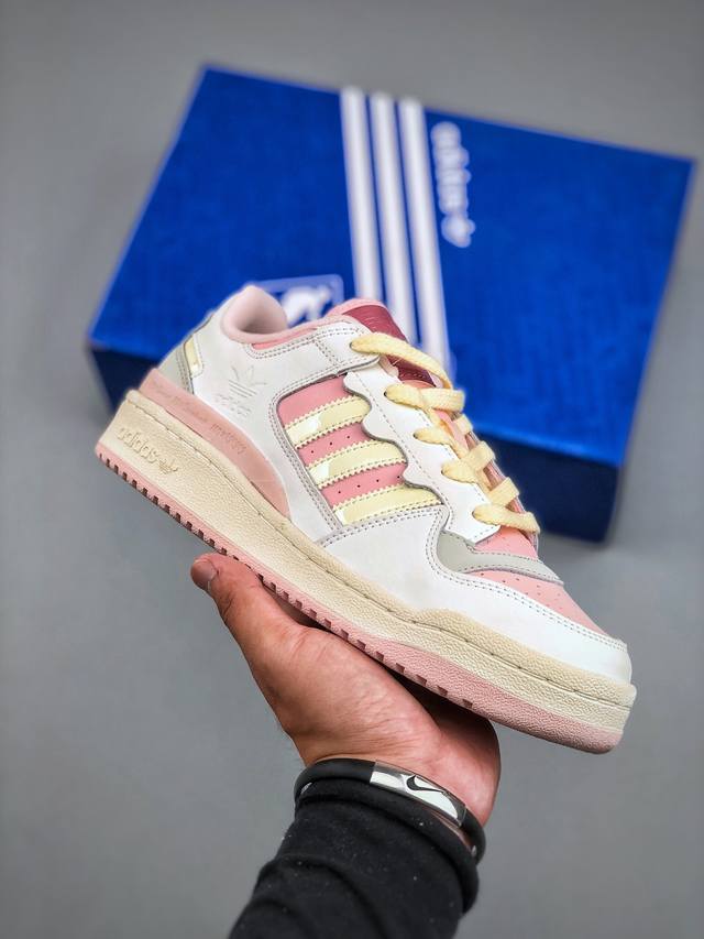 Adidas Forum Low Cl 潮流休闲运动板鞋以复古篮球鞋的外形为基础 采用皮革拼接简约百搭 更加贴合舒适 中底内侧网格造型起到点睛之笔 外底橡胶 更
