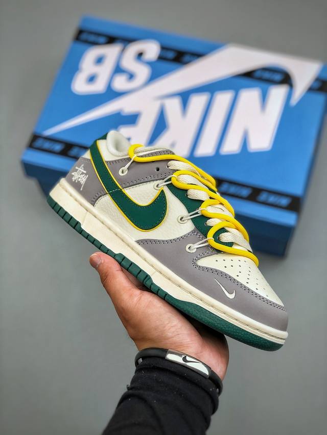 海外爆款限量发售！绑带高端定制Nike Sb Dunk Low 斯图西联名--- 奶白灰绿钩 高端定制 低帮休闲板鞋 定制鞋盒 大厂纯原品质出货 超高清洁度 皮