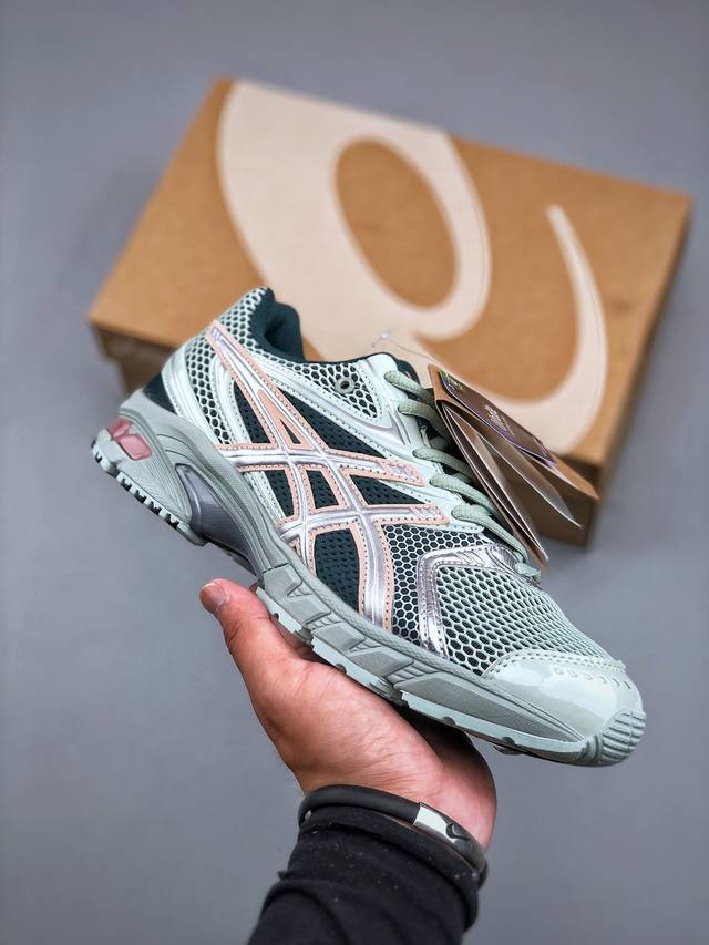 Asics Gel-Ds Trainer 14亚瑟士 复古运动休闲运动鞋 老爹鞋鞋侧的标志性虎爪与鞋面的配色相互交融搭配恰到好处 既传承了经典的元素 又呈现出别