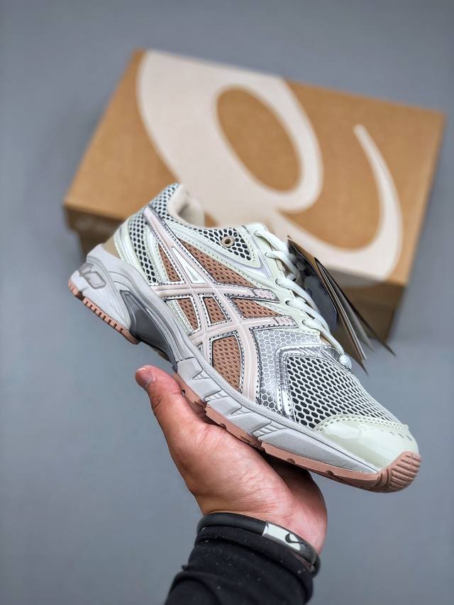 Asics Gel-Ds Trainer 14亚瑟士 复古运动休闲运动鞋 老爹鞋鞋侧的标志性虎爪与鞋面的配色相互交融搭配恰到好处 既传承了经典的元素 又呈现出别