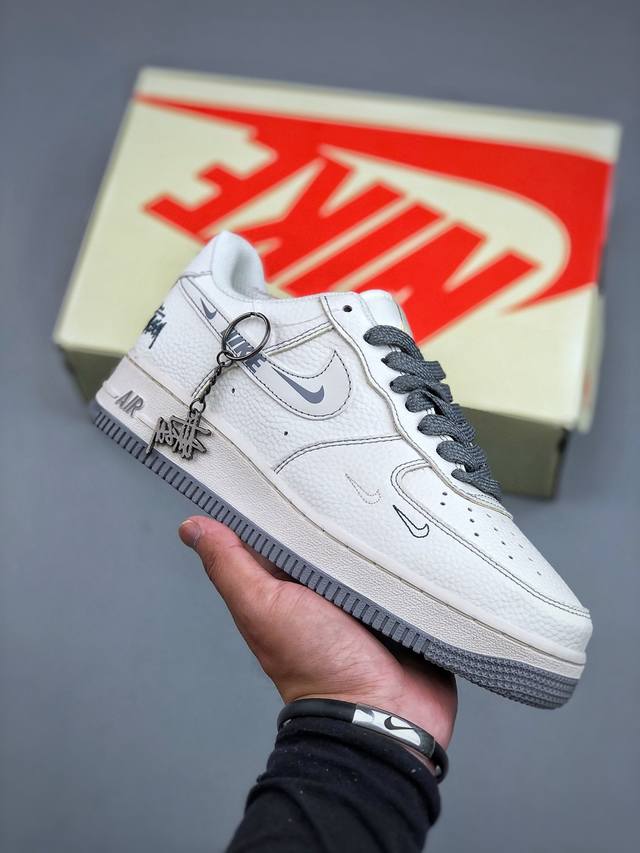 Nike Air Force 1’07空军一号低帮百搭休闲运动板鞋。柔软、弹性十足的缓震性能和出色的中底设计，横跨复古与现代的外型结合，造就出风靡全球三十多年的