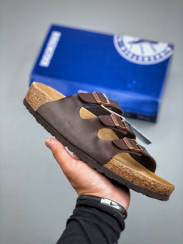 博肯 Birkenstock 三字拖鞋 广东原产#德国百年知名鞋履品牌 博肯Birkenstock 勃肯#采用质地柔软牛皮绒面材质#中底搭载缓震软木橡胶 其特有