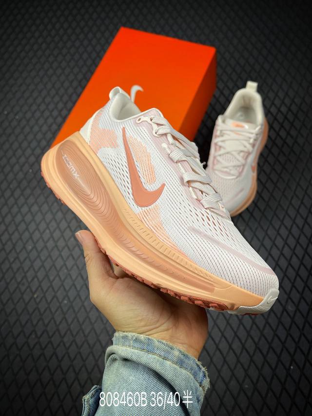 B 公司级Nike Vomero 18 耐克 舒适减震防滑 低帮跑步鞋 全掌Reactx泡绵中底 前掌和后跟还配备了Air Zoom气垫单元 据说跑起来更快更舒