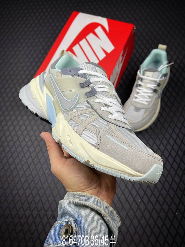 B 公司级Nike V2K Run跑步鞋复古风潮 网面透气运动鞋 灰银紧致的鞋面材质提供良好的包裹性鞋侧 Swoosh以及鞋头部分搭配增添不少亮点的镀铬细节鞋垫