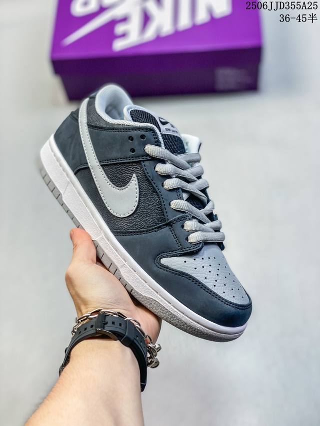 耐克 Nike Sb Force 58 运动滑板鞋。这是一款将前沿创新带入街头的单品，它具有硫化杯底，具有出色的耐用性和灵活性。使用柔软皮革和帆布拼接，在饰面上