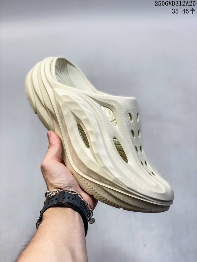 新款 Hoka One One 夏季沙滩拖鞋 洞洞鞋 包头凉拖鞋 家居休闲拖鞋一体成型 一字拖厚底增高踩屎感凉拖鞋。Hoka在超厚中底方面的积累 让它跑在了其他