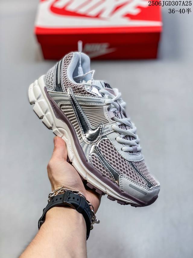 真标 耐克 Nike 耐克夏季 Zoom Vomero 5 运动鞋休闲训练跑步鞋。Nike Zoom Vomero 5 男女子运动鞋妥帖包覆足部，提供透气支撑效