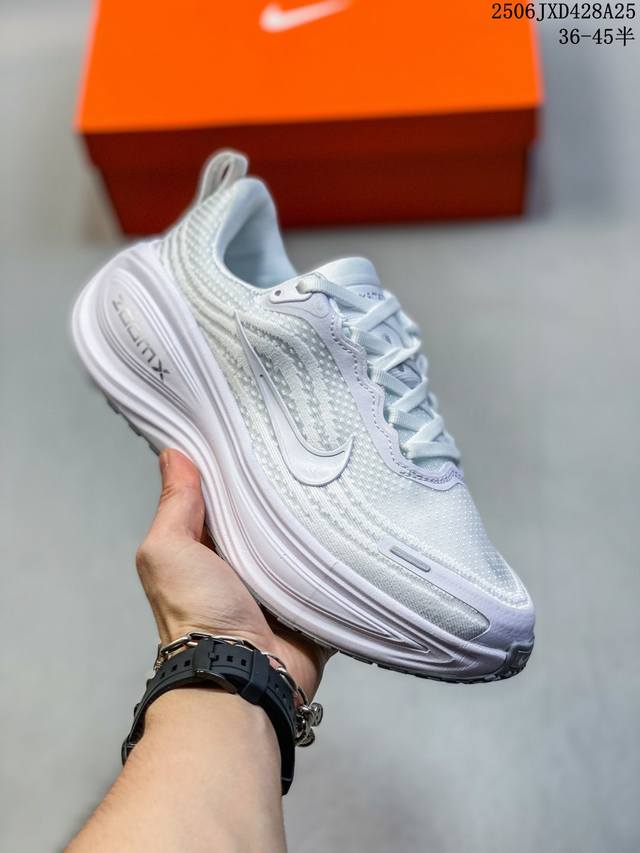 耐克Nike Vomero Plus 舒适减震防滑低帮跑步鞋 全掌Reactx泡绵中底 前掌和后跟还配备了Air Zoom气垫单元 据说跑起来更快更舒适哦 这次