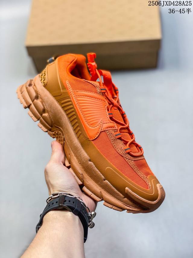 耐克Nike Zoom Vomero Roam马拉松复古跑五代休闲运动慢跑鞋 厚底增高老爹鞋。采用环保纤维革饰片组合网眼布鞋面材质 升级正确后跟Tpu加固 耐弯