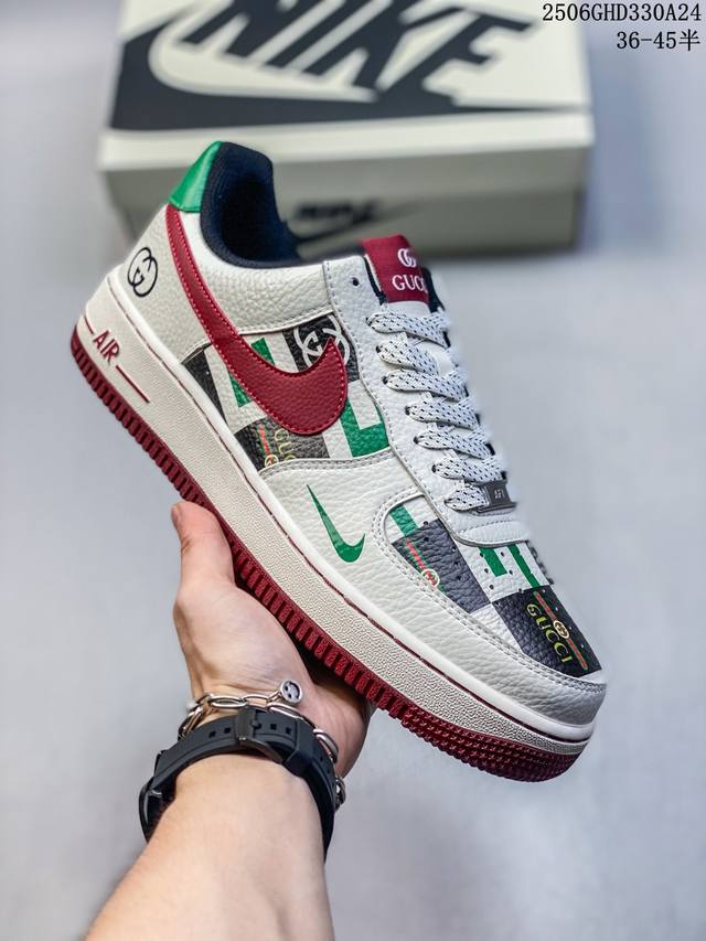 公司级带半码 耐克Nike Air Force 1’07空军一号低帮百搭休闲运动板鞋。柔软、弹性十足的缓震性能和出色的中底设计，横跨复古与现代的外型结合，造就出
