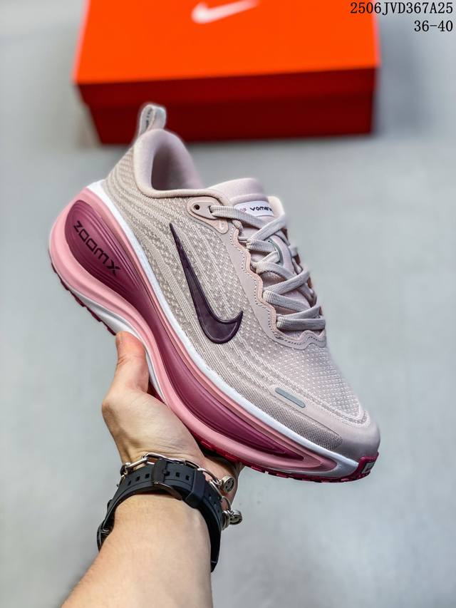 公司级 耐克 Nike Vomero 18 厚底增高老爹运动跑步鞋。全新 Vomero 提供比以往更多的緩衝效能以及該系列有史以來最高的鞋底高度，結合 Nike