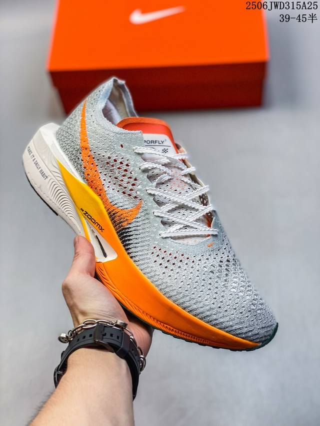Nike Zoomx Vaporfly Next% 3 马拉松运动跑鞋 这款Next%和上一款4%的鞋最大区的别于在鞋面面料 鞋面使用了全新 Vaporweav