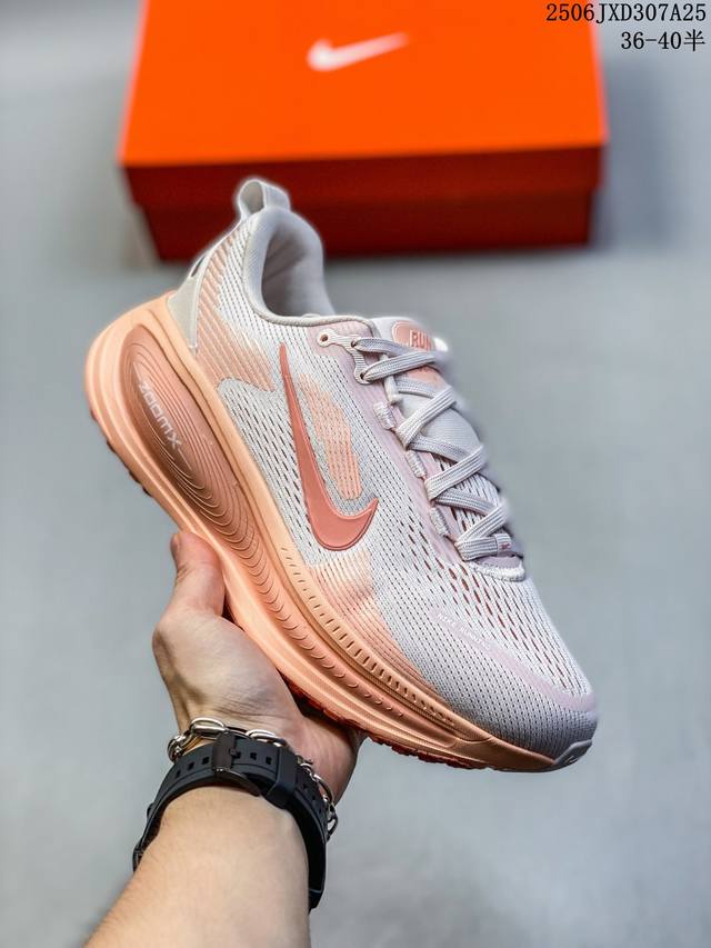 公司级 耐克 Nike Vomero 18 厚底增高老爹运动跑步鞋。全新 Vomero 提供比以往更多的緩衝效能以及該系列有史以來最高的鞋底高度，結合 Nike