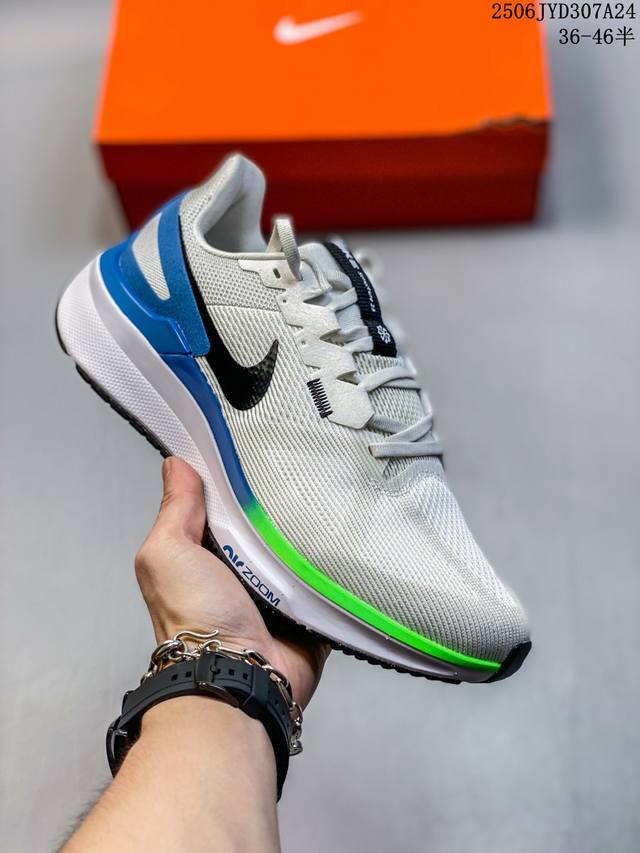 公司级 耐克 Nike Zoom Winflo 25 登月25代 跑鞋透气缓震疾速跑鞋 采用透气网眼鞋面搭配外翻式鞋口，为脚跟区域营造出色舒适度，而在鞋底部分，