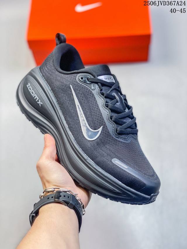Nike Vomero Plus 时尚舒适网布防滑耐磨低帮跑步鞋男款防滑性能通过鞋底的纹路和材质增强，提高在湿滑地面的抓地力。适合在雨天或湿滑路面跑步，提供更好
