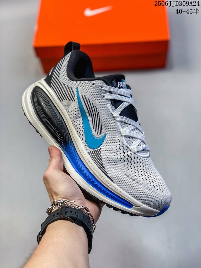 Nike 耐克 佛莫罗18代系列 升级原楦原数据开发纸版，采用科技织法轻盈织物合成鞋面材质，足底搭载 Zoomx 缓震配置，Cushlon 3.0混合泡棉中底缓