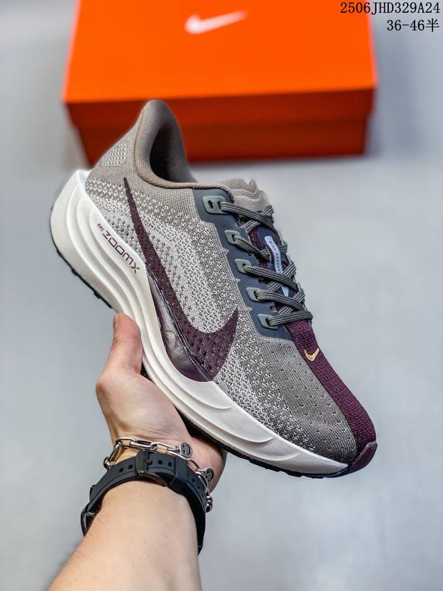 Nike Zoom Pegasus Plus 超级飞马涡轮增压马拉松慢跑鞋 在设计上延续了原版鞋款的经典风格，向 Pegasus Turbo 致敬。鞋面采用 F