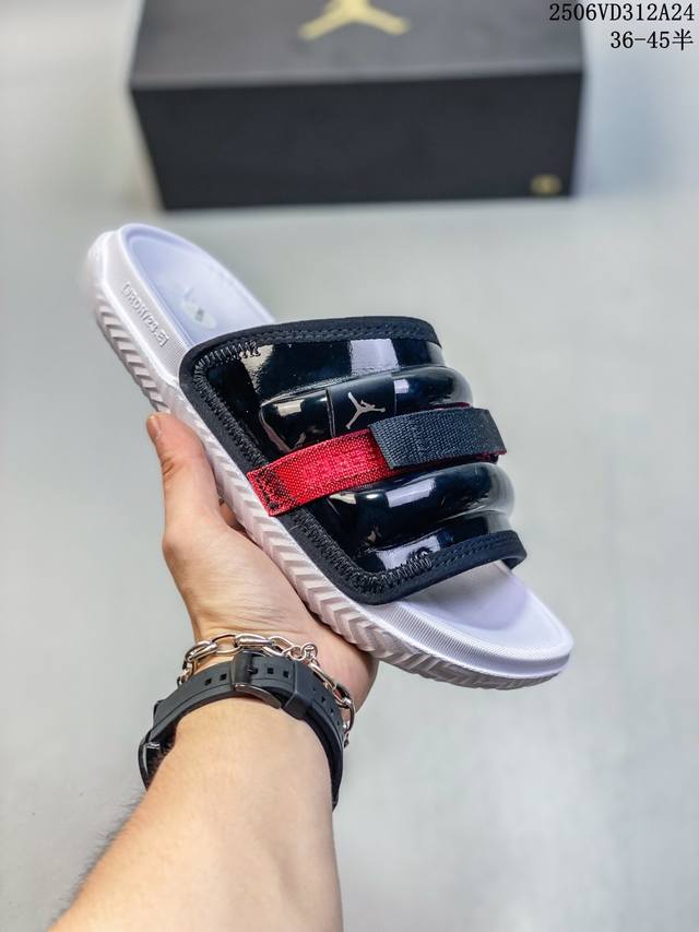 Air Jordan Super Play 乔丹拖鞋 Aj拖鞋 运动拖鞋 钩环带提供可调节的安全贴合；鞋面的合成皮革提供舒适的耐用性；带有纹理鞋床的泡沫鞋底为您