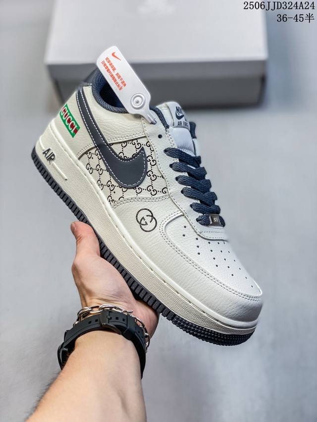真标耐克Nike Air Force 7空军一号低帮百搭休闲运动板鞋。柔软、弹性十足的缓震性能和出色的中底设计，横跨复古与现代的外型结合，造就出风靡全球三十多年