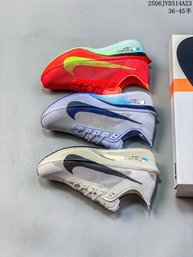 公司级Nike Zoomx Vaporfly Next% 4耐克 轻量化 网面透气运动鞋 这款新一代最强跑鞋在鞋面和鞋底都进行了全方位升级鞋面使用了全新 Vap