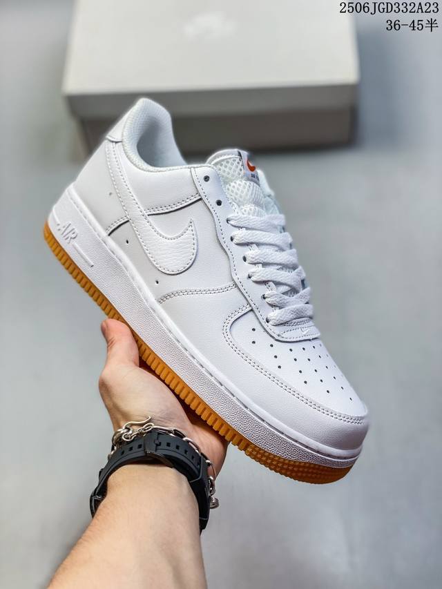 真标带半码 耐克Nike Air Force 7 Lx 空军一号低帮百搭休闲运动板鞋。柔软、弹性十足的缓震性能和出色的中底设计，横跨复古与现代的外型结合，造就出