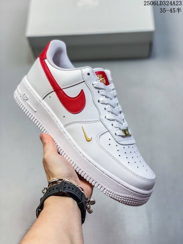 真标带半码 耐克Nike Air Force 1‘07 Lx 空军一号低帮百搭休闲运动板鞋。柔软、弹性十足的缓震性能和出色的中底设计，横跨复古与现代的外型结合，